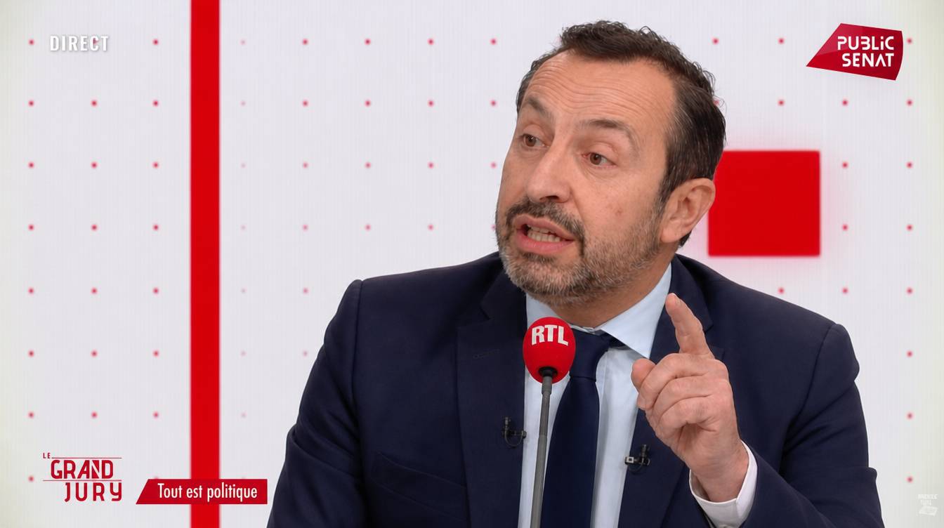 Sébastien Chenu penché sur son pupitre pendant son réquisitoire